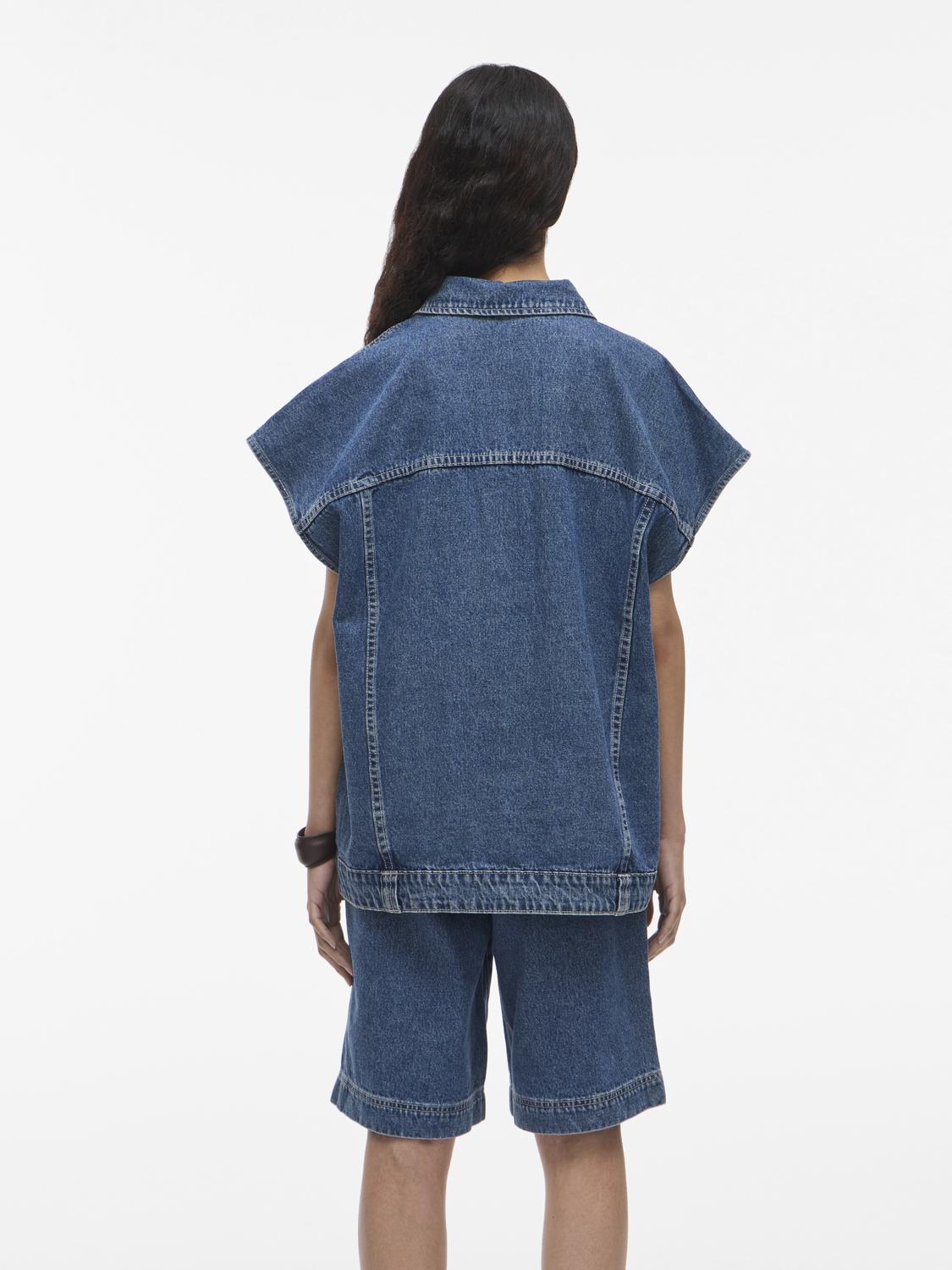 model_shot-back